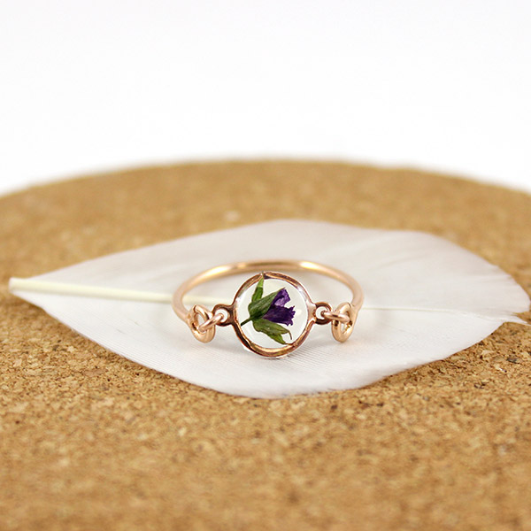 Creer une bague en resine et fleurs sechees